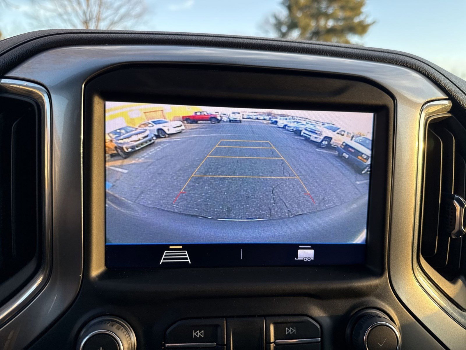 Used 2022 Chevrolet Silverado 1500 LT w/ Z71 Off-Road Package image 18