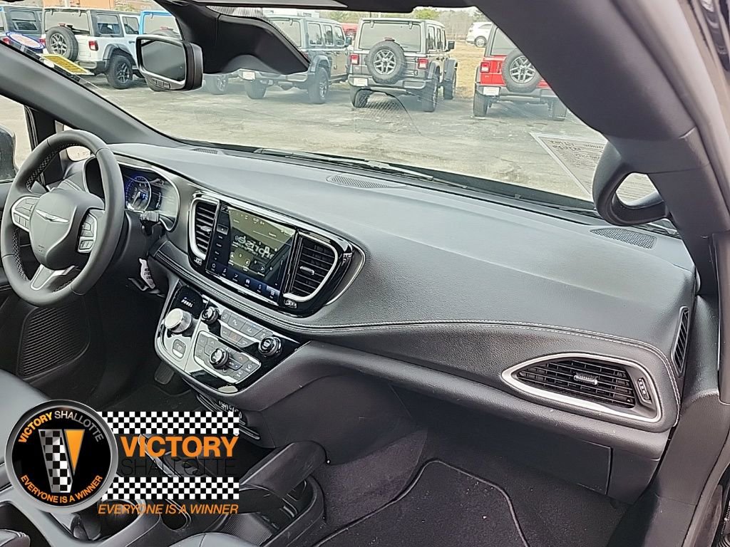 Certified 2025 Chrysler Pacifica Select image 35