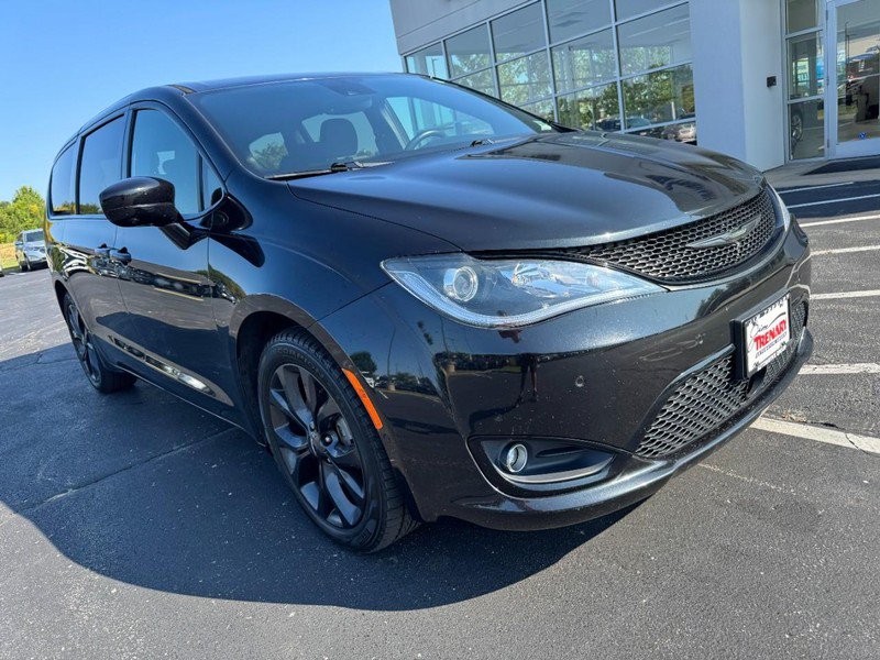 Used 2019 Chrysler Pacifica Touring Plus w/ Advanced Safetytec Group FWD image 2