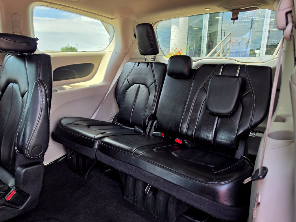 Used 2023 Chrysler Pacifica Touring-L FWD image 13