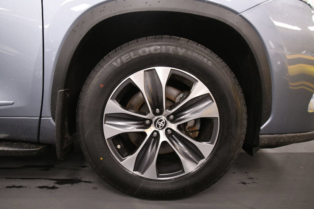 Used 2023 Toyota Highlander XLE AWD/4WD image 34