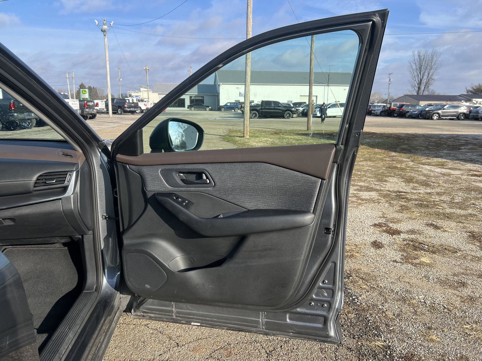 Used 2023 Nissan Rogue S image 33