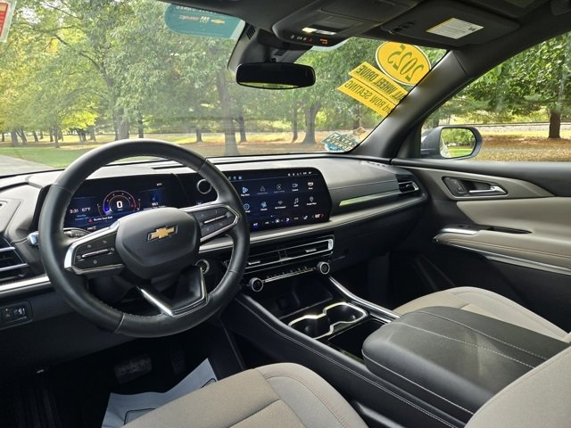 Used 2025 Chevrolet Traverse LT image 13