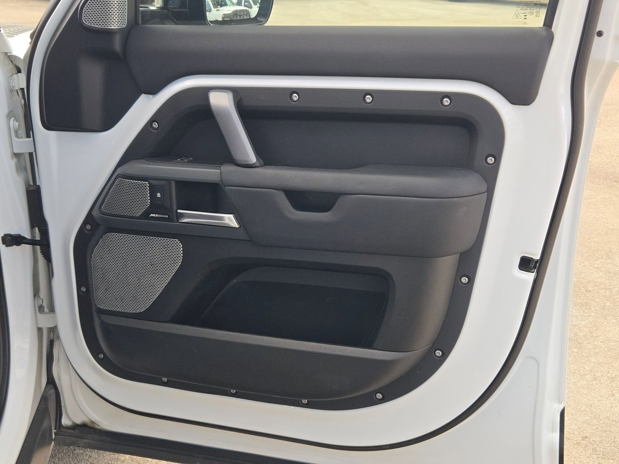 Used 2024 Land Rover Defender 130 X-Dynamic SE image 33