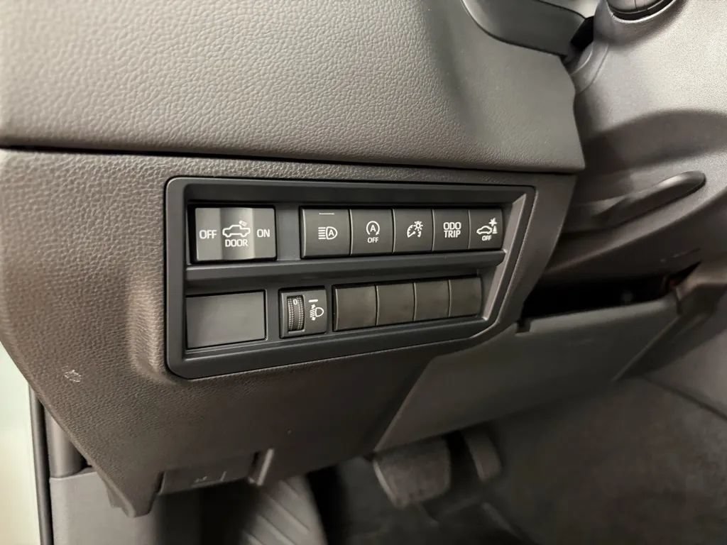 Used 2025 Toyota Tundra Limited AWD/4WD image 18