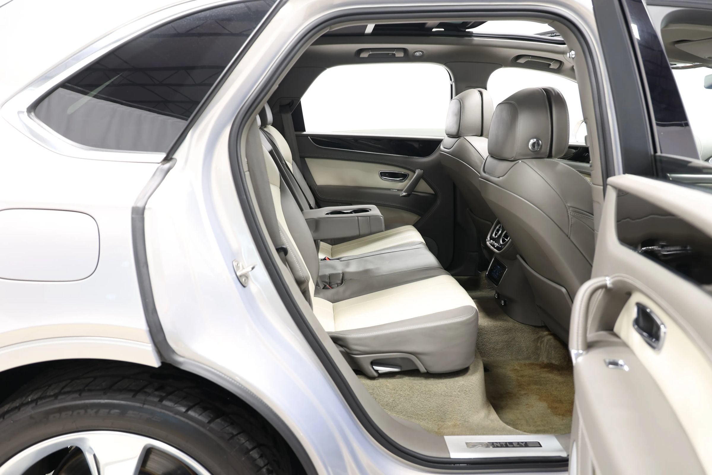 Used 2018 Bentley Bentayga Onyx Edition AWD/4WD image 86