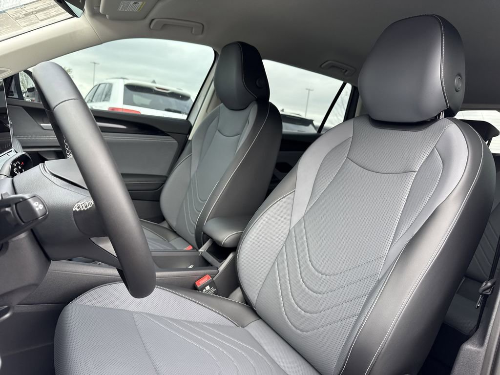New 2025 Volkswagen Tiguan SE image 12