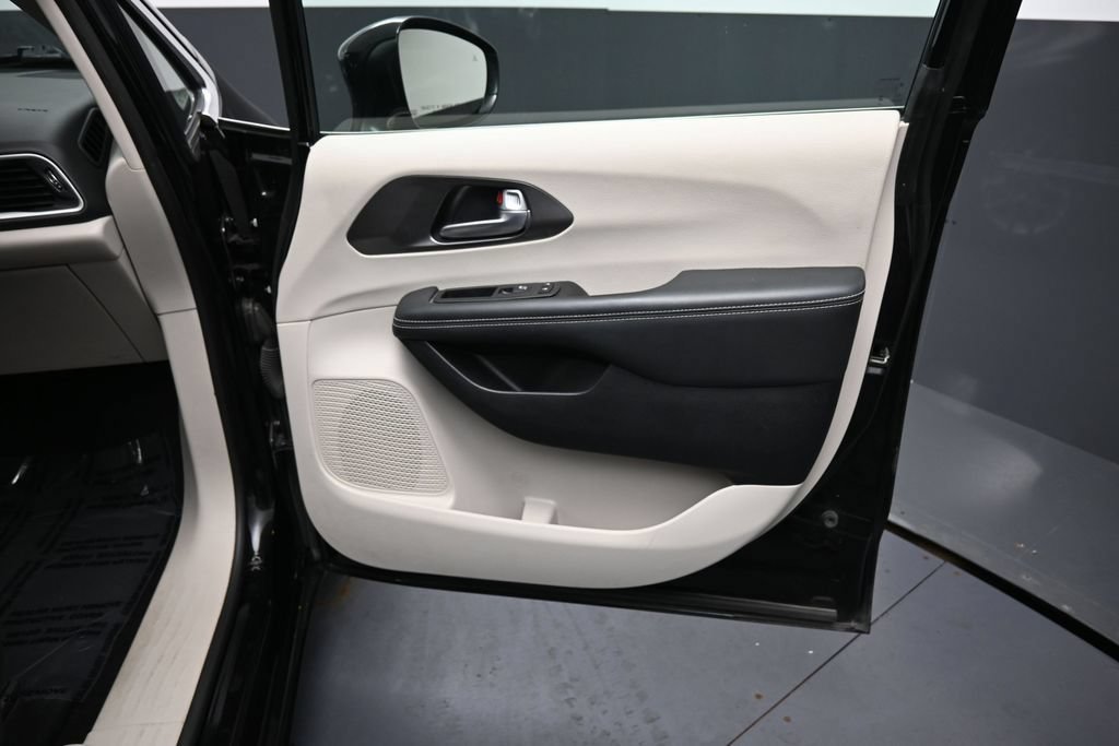 Used 2024 Chrysler Pacifica Touring-L FWD image 18