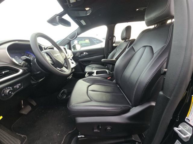 Used 2025 Chrysler Pacifica Select image 9