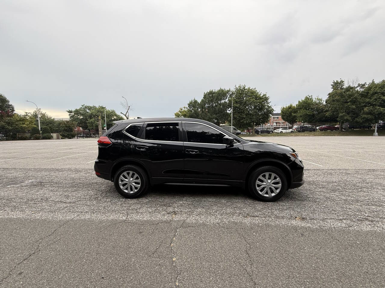 Used 2017 Nissan Rogue S image 4