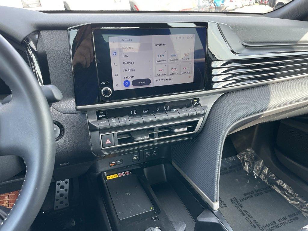 Used 2025 Toyota Camry SE image 10