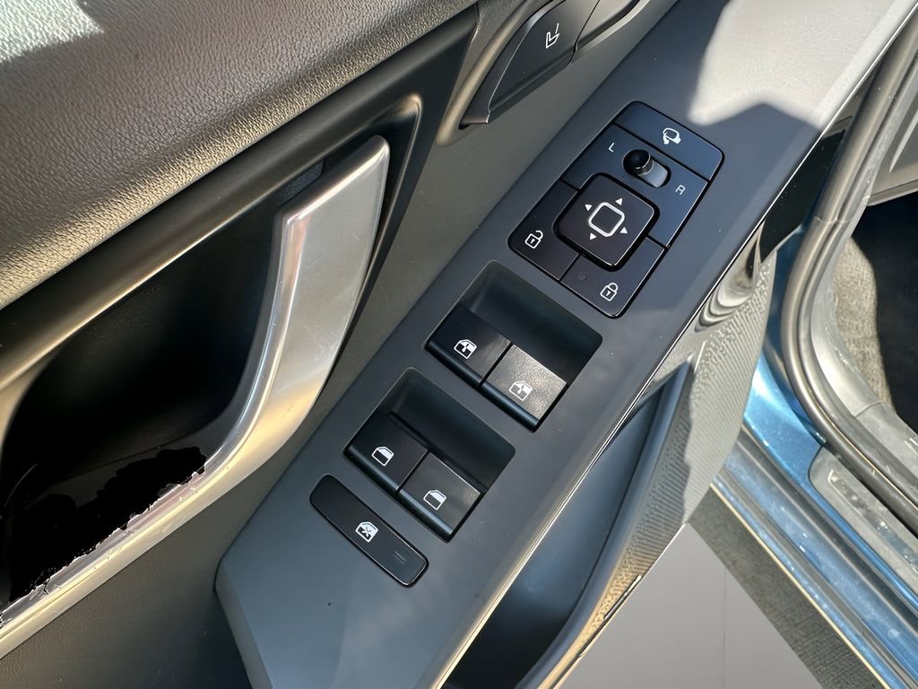 Used 2023 Kia Niro SX Touring image 10