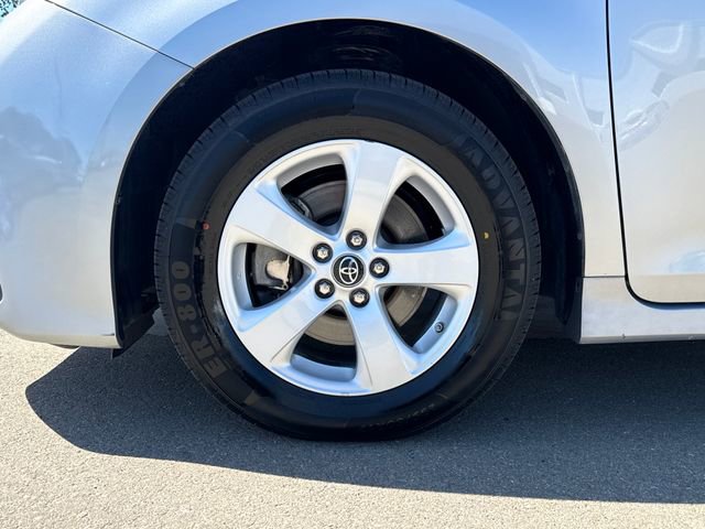 Used 2018 Toyota Sienna LE w/ Carpet Mat Package FWD image 26