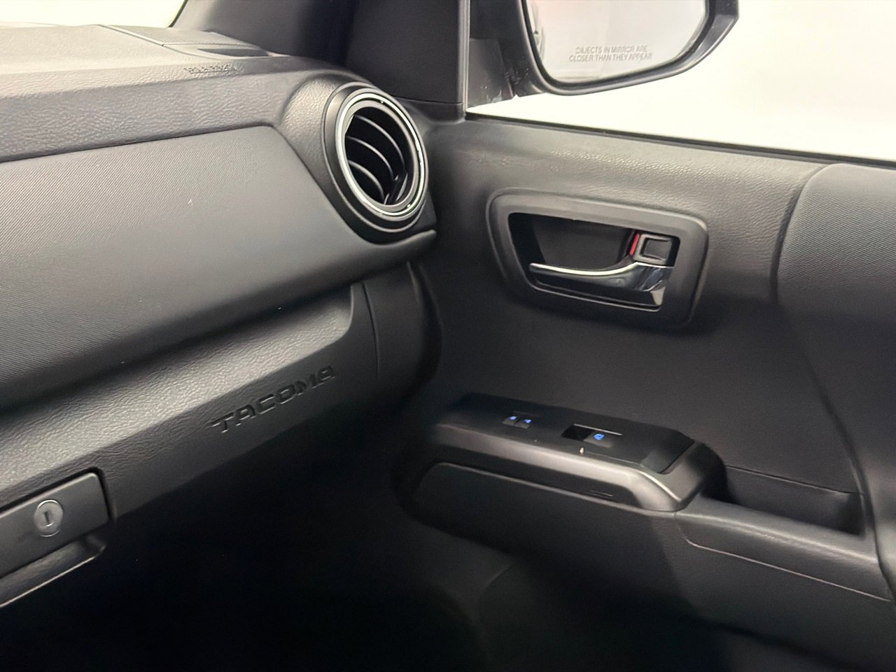 Used 2022 Toyota Tacoma TRD Off-Road image 31