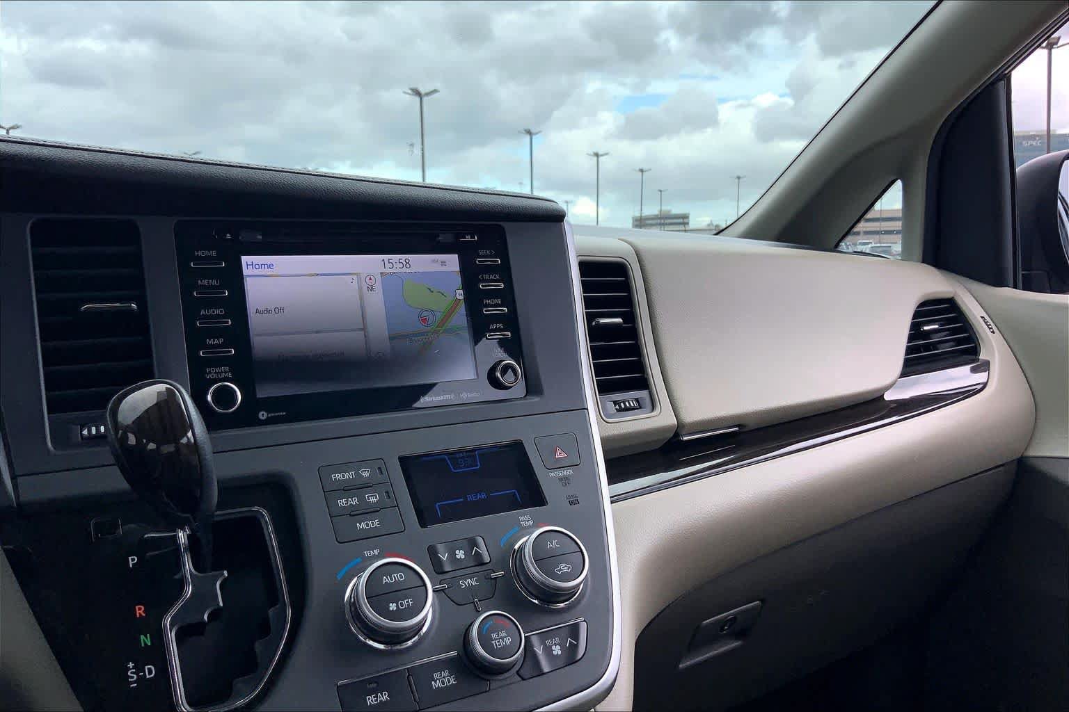 Used 2020 Toyota Sienna XLE Premium FWD image 35