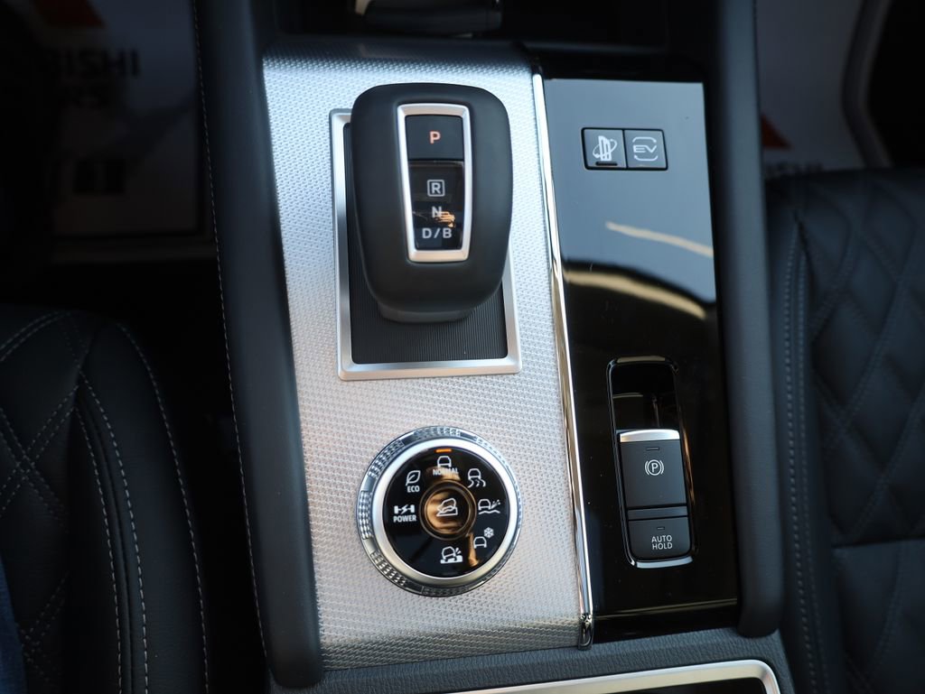 New 2025 Mitsubishi Outlander SEL image 32