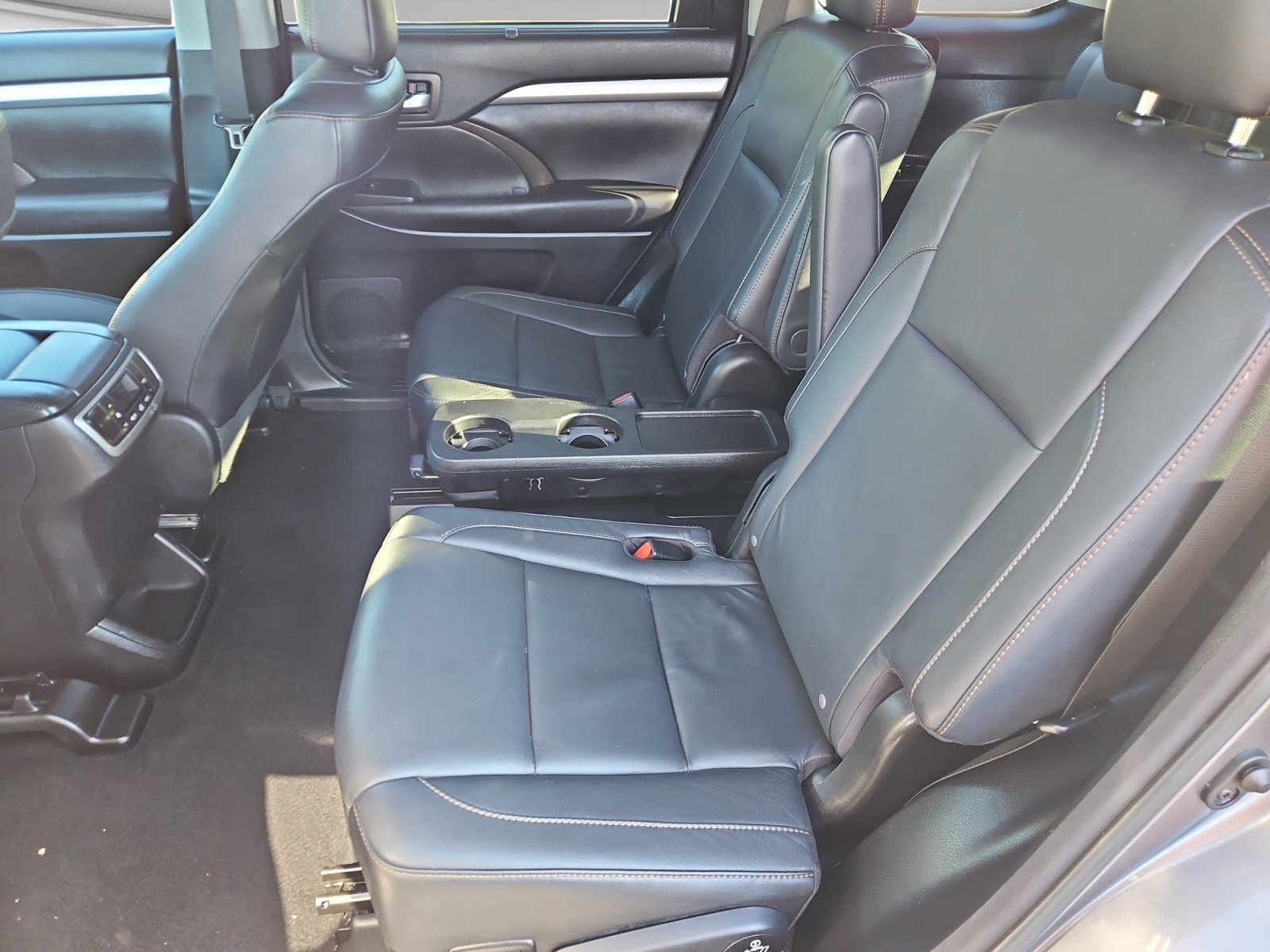 Used 2016 Toyota Highlander XLE AWD/4WD image 15