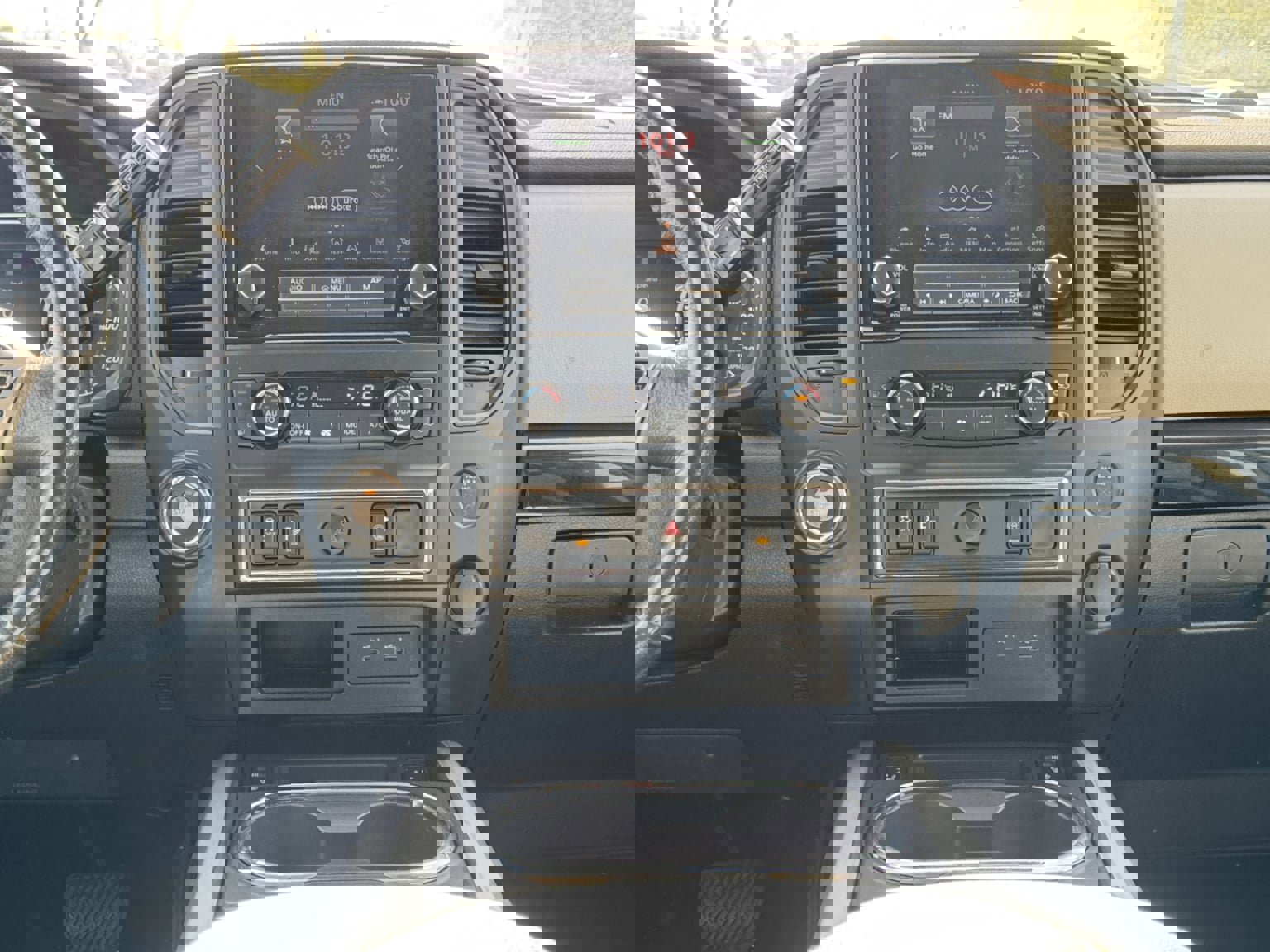 Used 2022 Nissan Titan SV w/ SV Convenience Package image 15