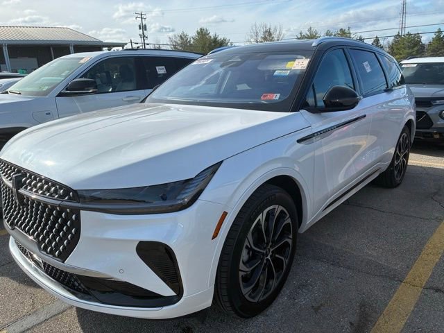 Used 2025 Lincoln Nautilus Reserve image 2