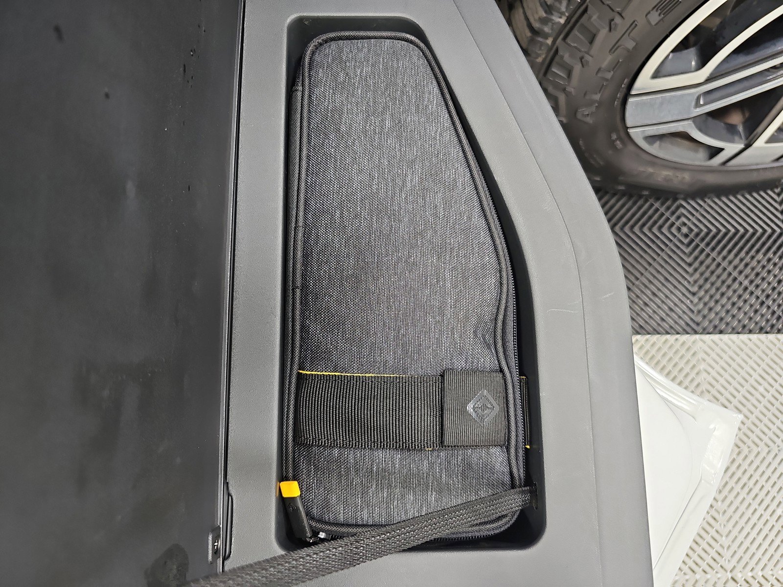 Used 2023 Rivian R1T Adventure image 32