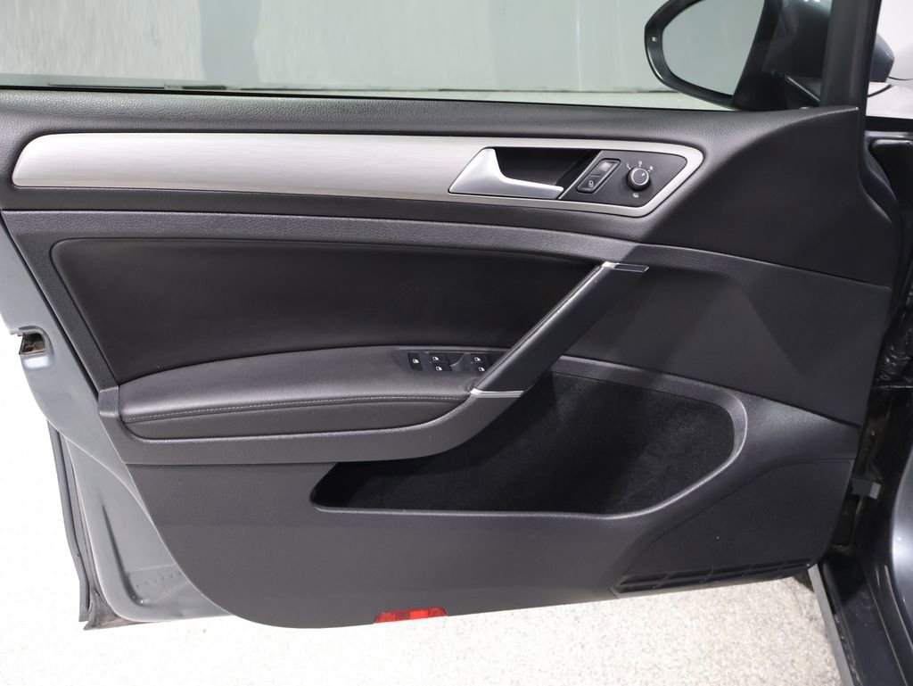 Used 2015 Volkswagen Golf S image 12