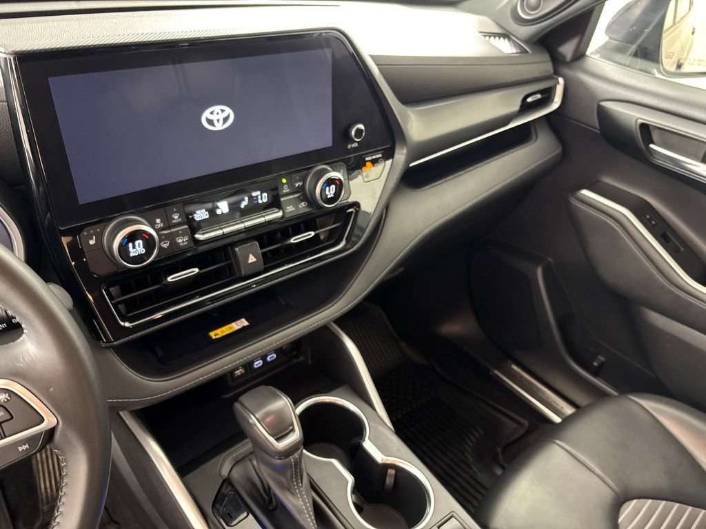 Used 2023 Toyota Highlander XSE FWD image 32