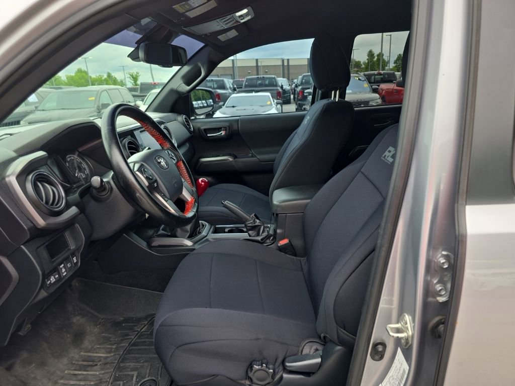 Used 2019 Toyota Tacoma TRD Off-Road AWD/4WD image 9