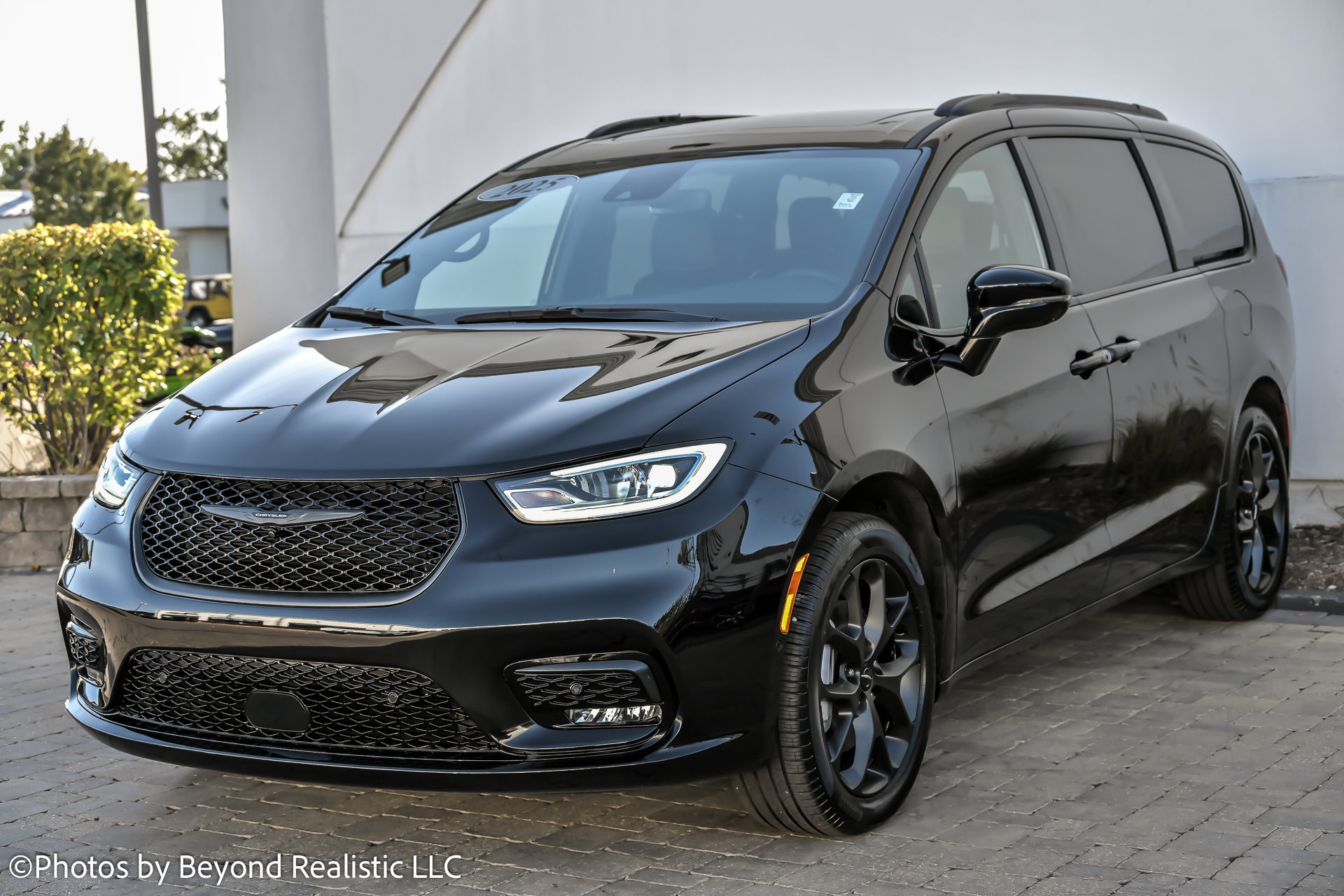 Used 2025 Chrysler Pacifica Limited w/ Uconnect Theater Family Group image 4