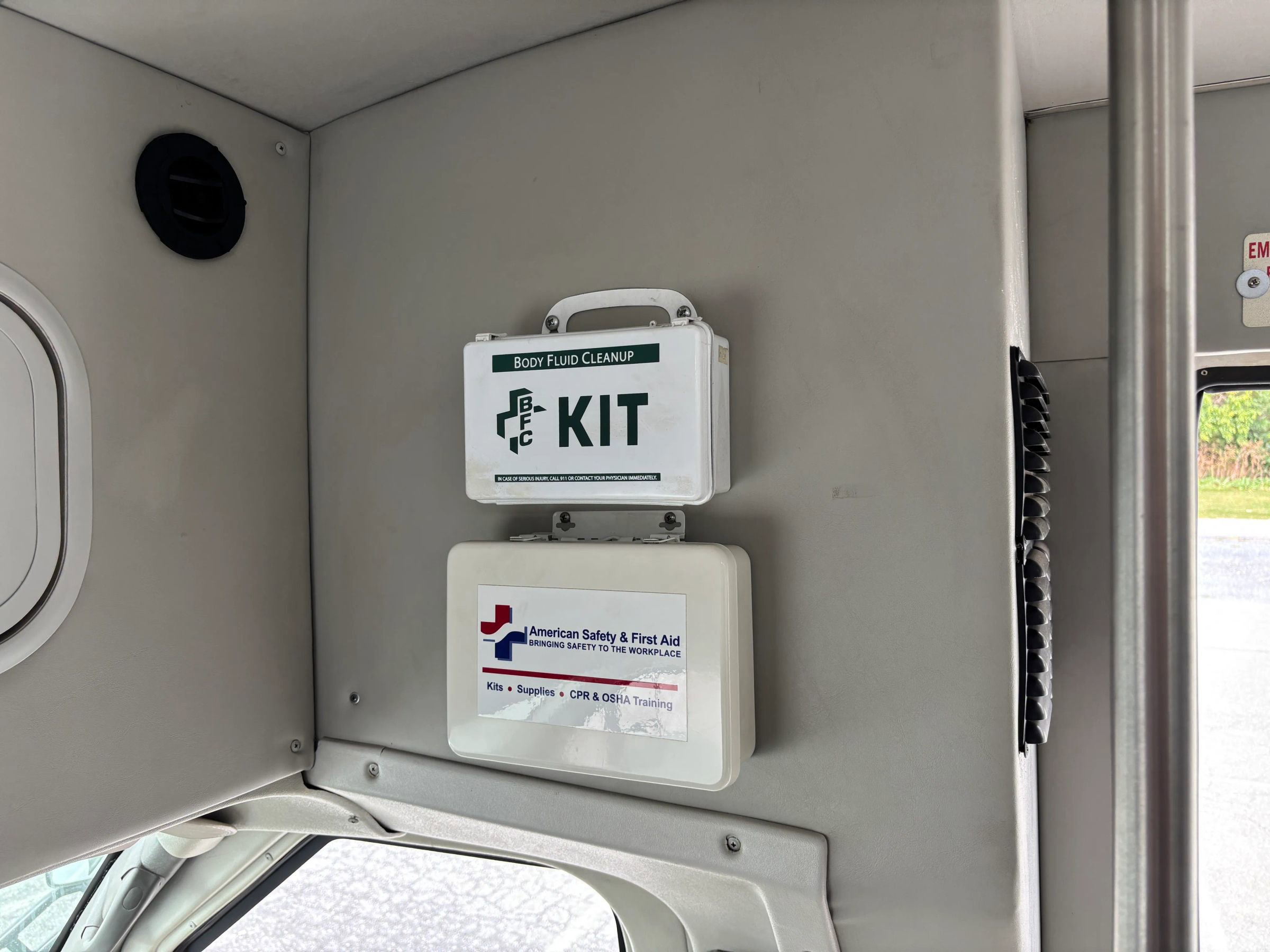 Used 2015 Chevrolet Express 4500 w/ Shuttle Bus Package RWD image 31