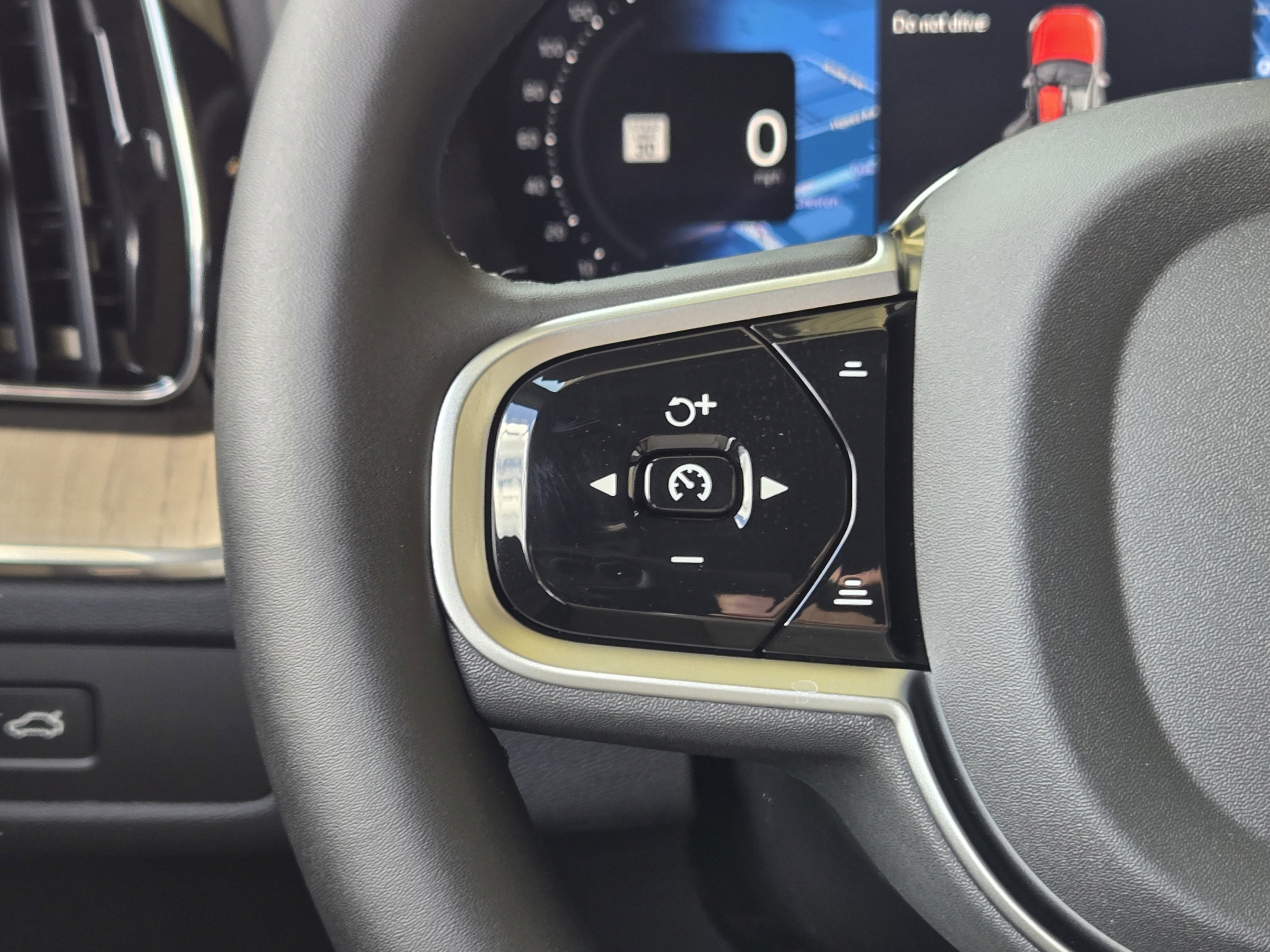 New 2026 Volvo XC60 B5 Plus w/ Protection Package Premier AWD/4WD image 23