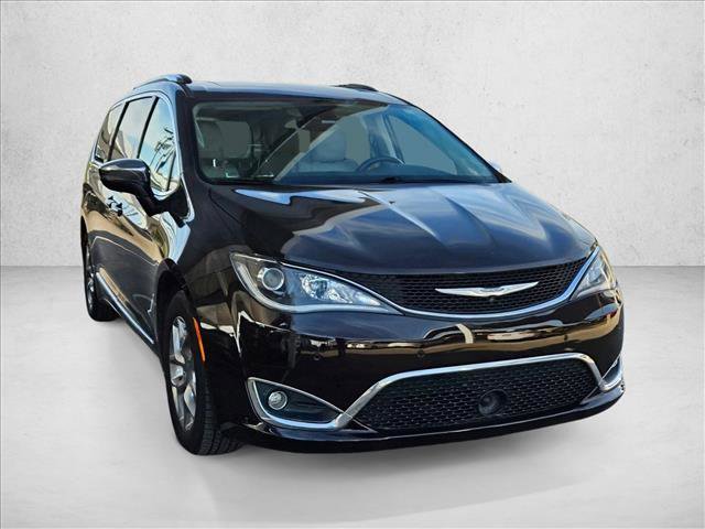 Used 2017 Chrysler Pacifica Limited image 3