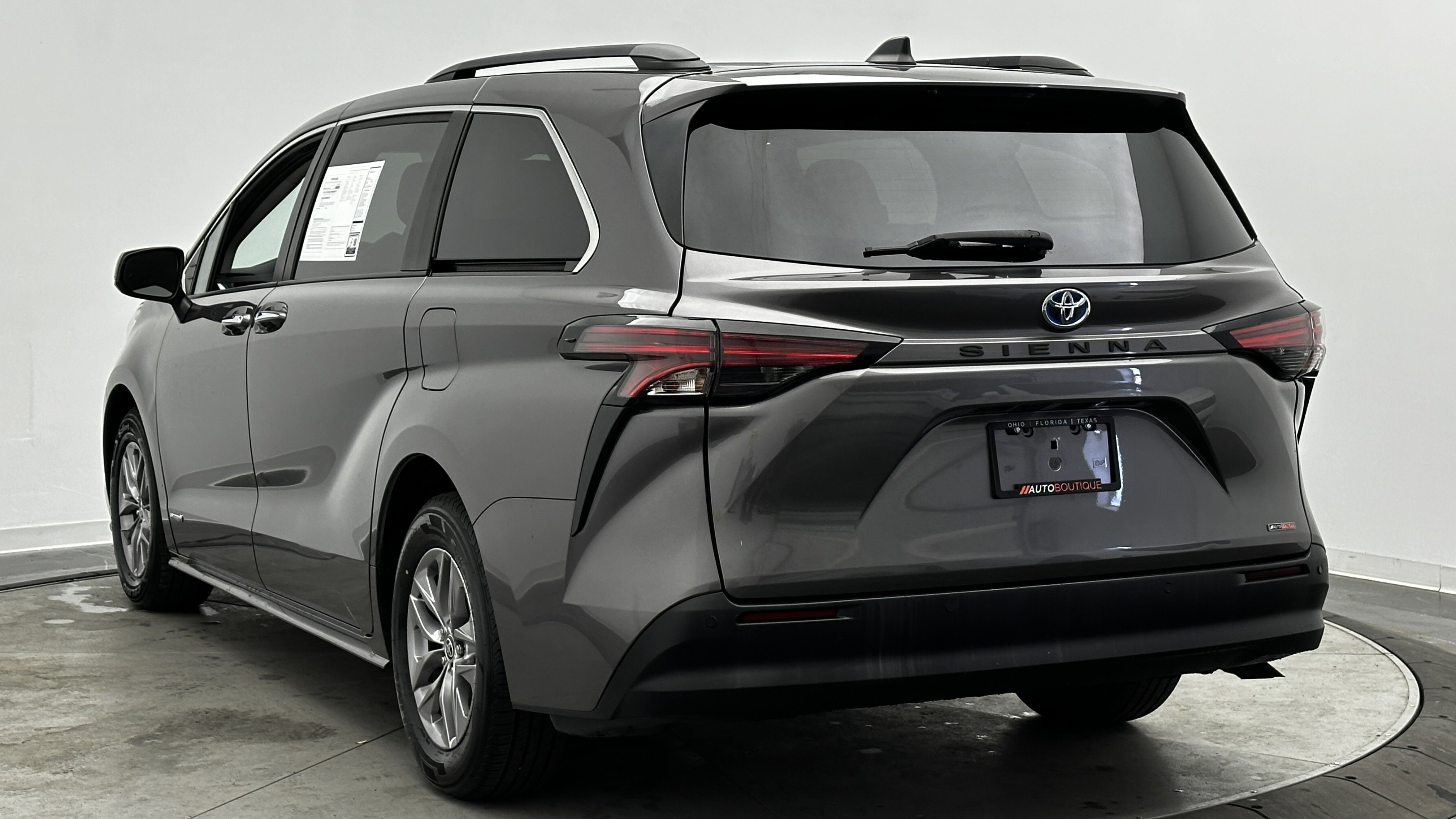 Used 2021 Toyota Sienna XLE image 6