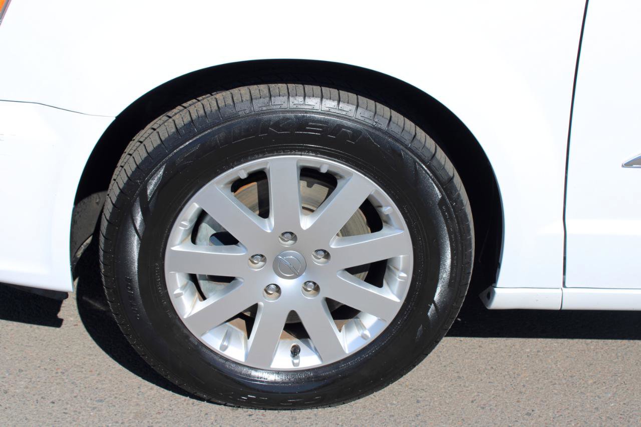 Used 2016 Chrysler Town & Country Touring FWD image 17