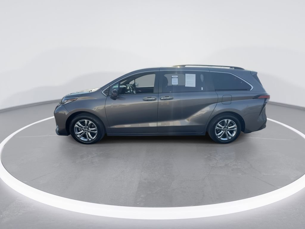 Used 2022 Toyota Sienna XSE w/ XSE Plus Package image 5