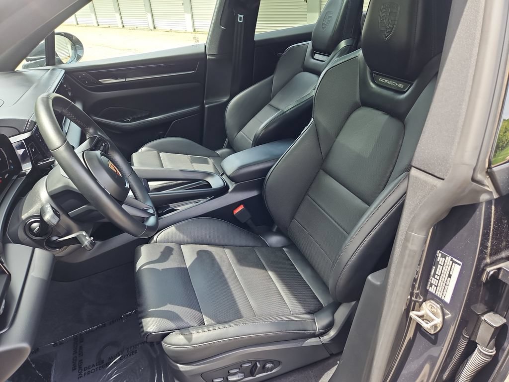 Certified 2025 Porsche Macan 4S Electric AWD/4WD image 5