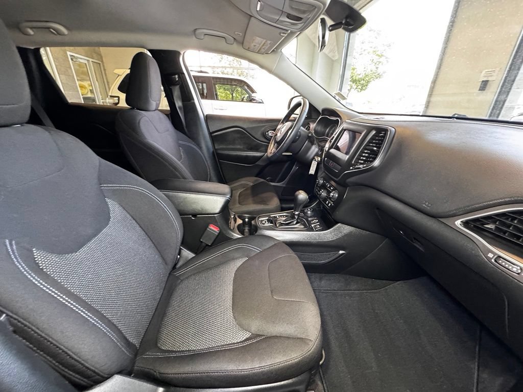 Used 2019 Jeep Cherokee Latitude w/ Popular Appearance Group AWD/4WD image 47