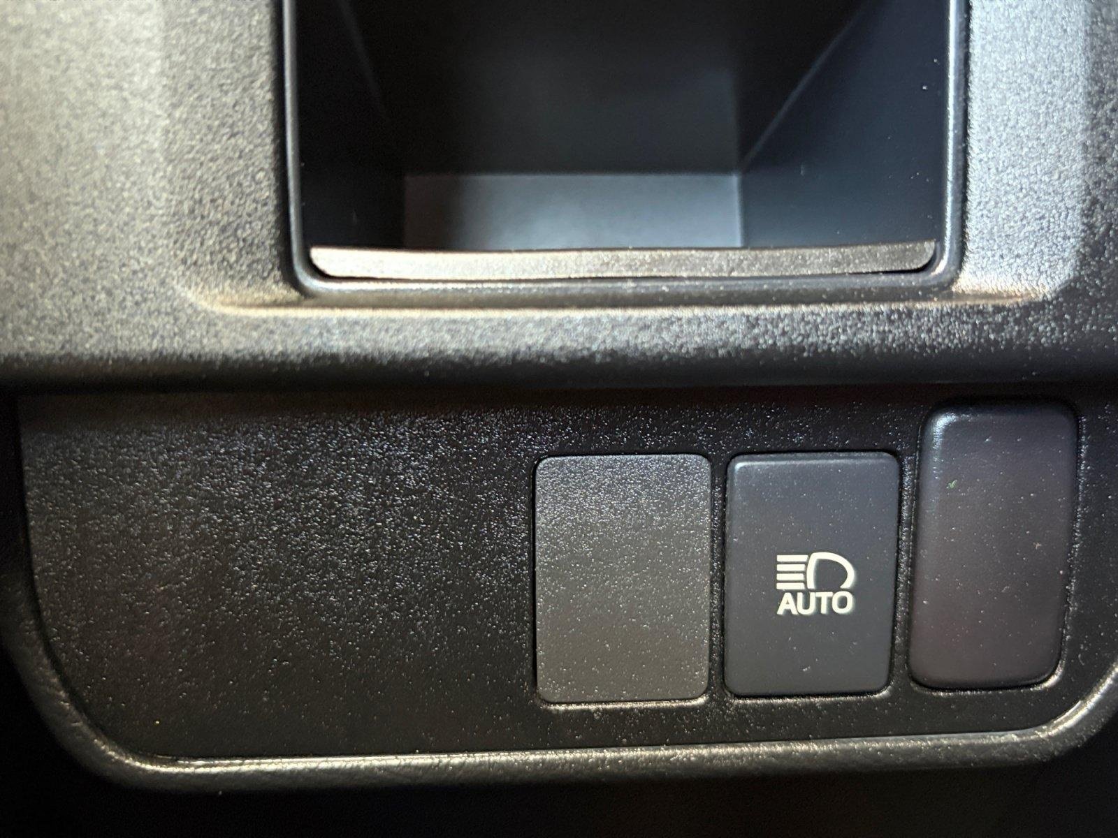 Used 2018 Toyota Tacoma SR5 AWD/4WD image 18