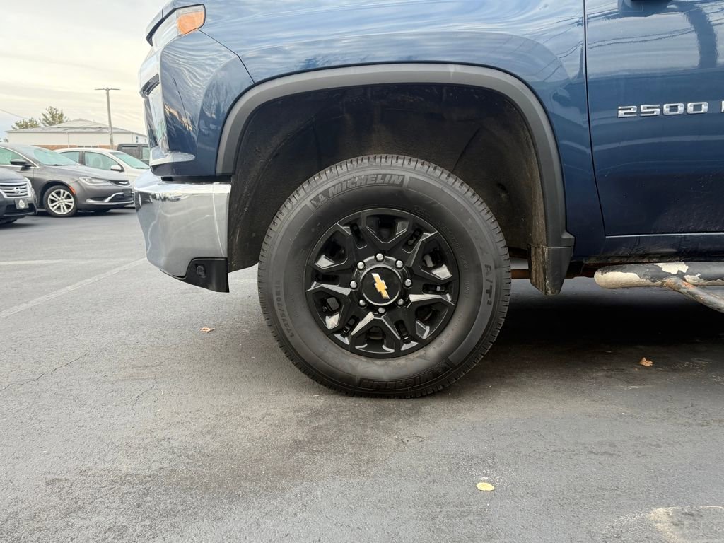 Used 2021 Chevrolet Silverado 2500 LT w/ Convenience Package image 4