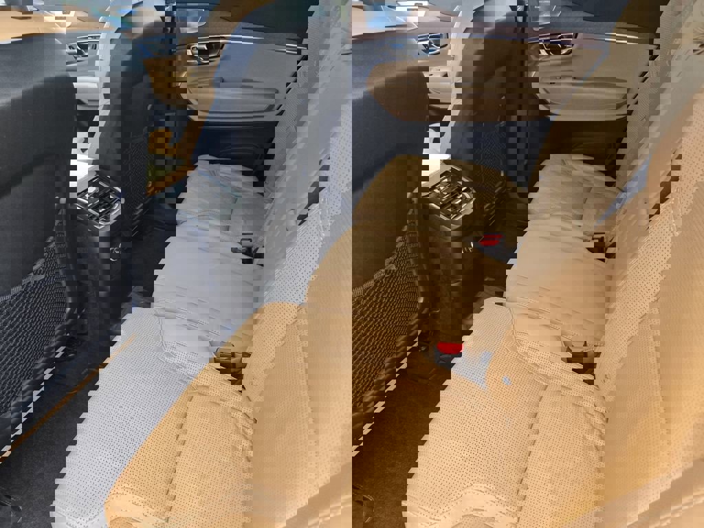 Used 2018 Volvo XC90 T8 Inscription w/ Convenience Package image 19