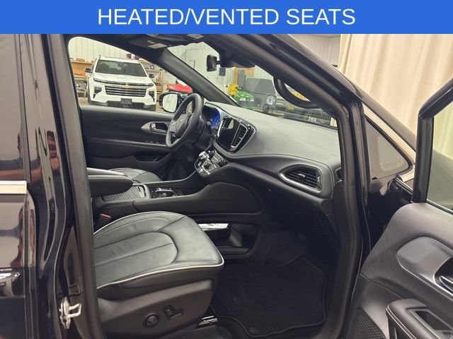 Used 2026 Chrysler Pacifica Limited FWD image 15