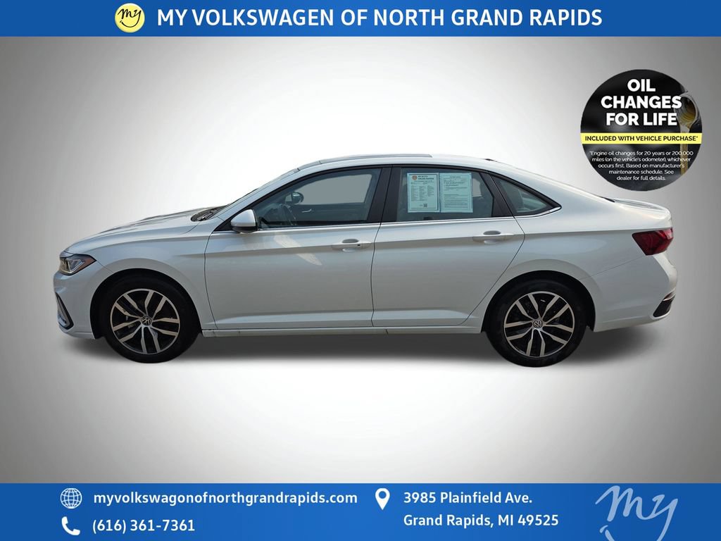 Used 2025 Volkswagen Jetta SE w/ Sunroof Package FWD image 5
