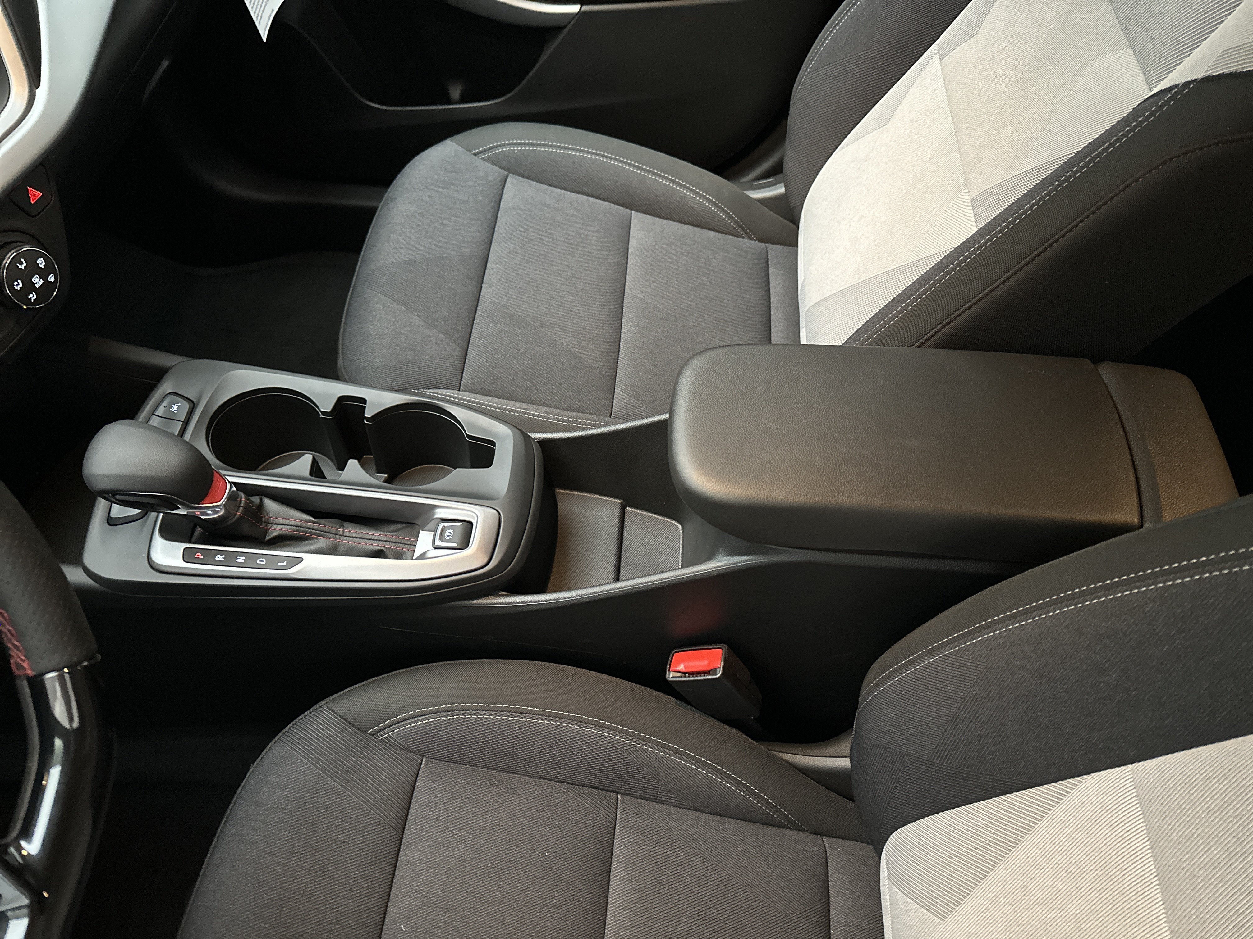 Used 2025 Chevrolet Trax RS FWD image 32