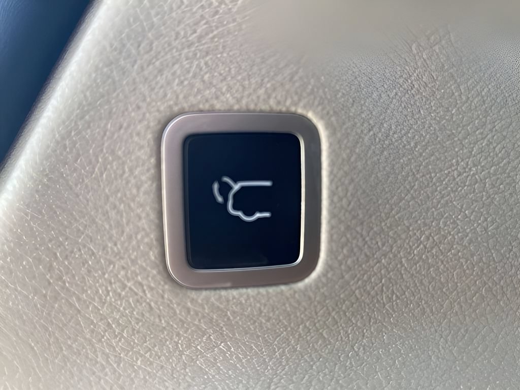 Used 2023 Chrysler Voyager LX FWD image 9