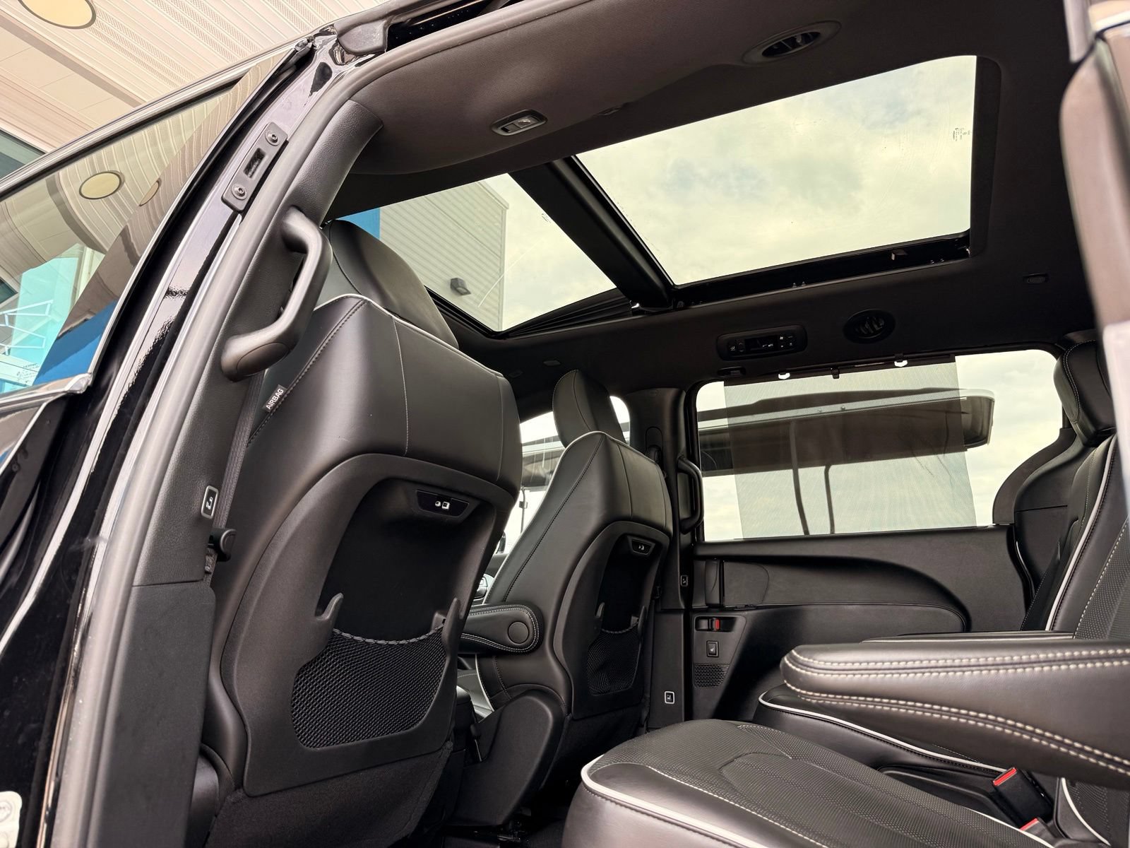 Used 2026 Chrysler Pacifica Limited FWD image 20