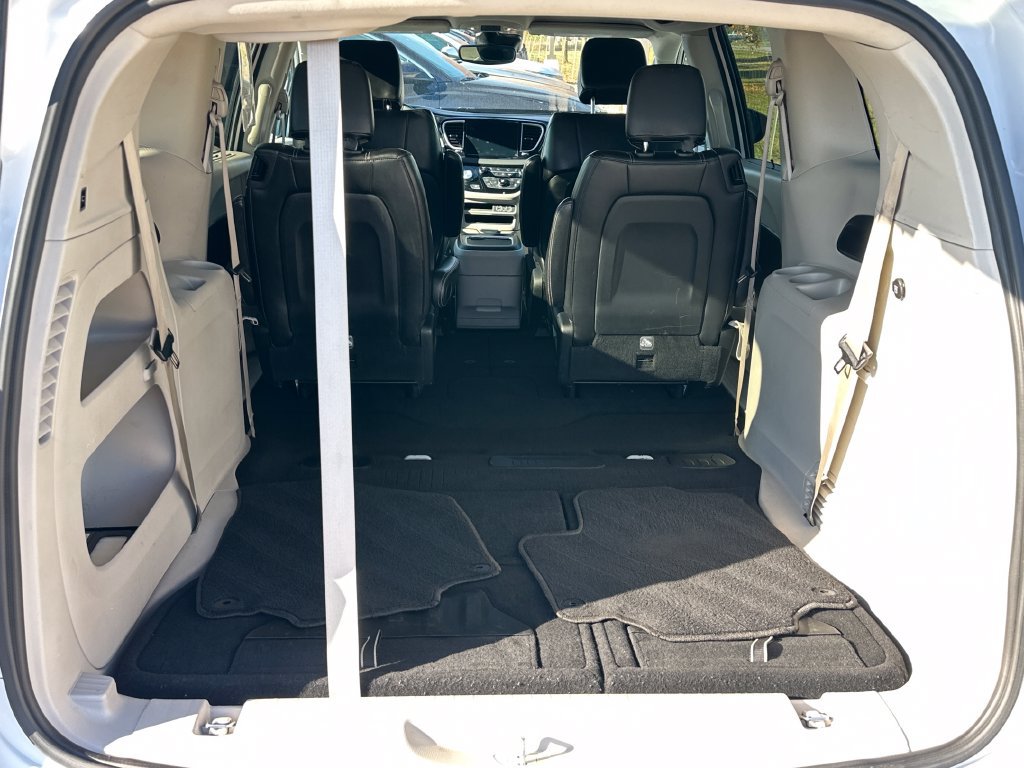 Used 2024 Chrysler Pacifica Touring-L FWD image 8