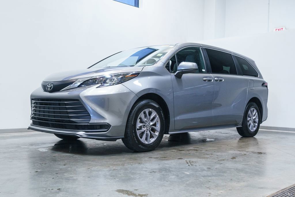Certified 2026 Toyota Sienna LE FWD image 3