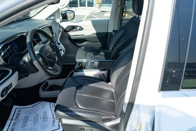 Used 2024 Chrysler Pacifica Touring-L FWD image 17
