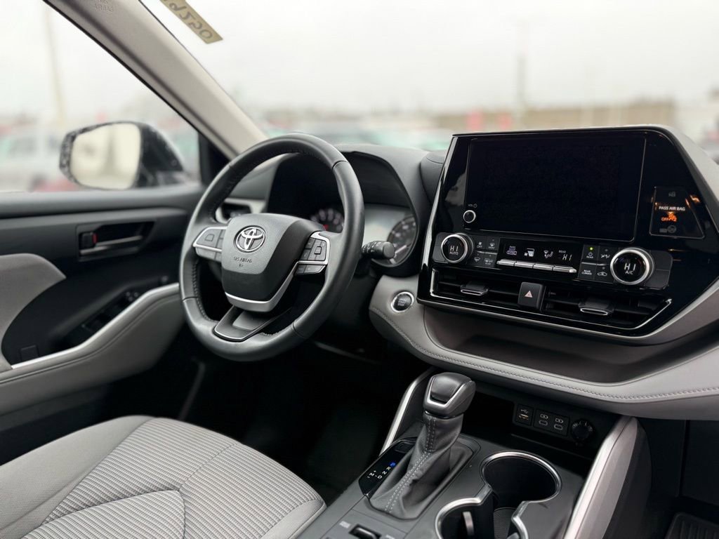 Used 2023 Toyota Highlander LE image 21