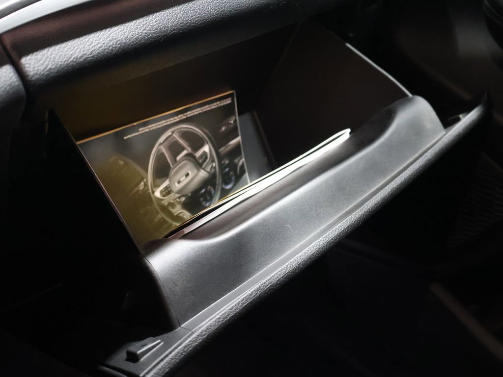 Used 2024 Jeep Grand Cherokee L Limited w/ Luxury Tech Group II image 32