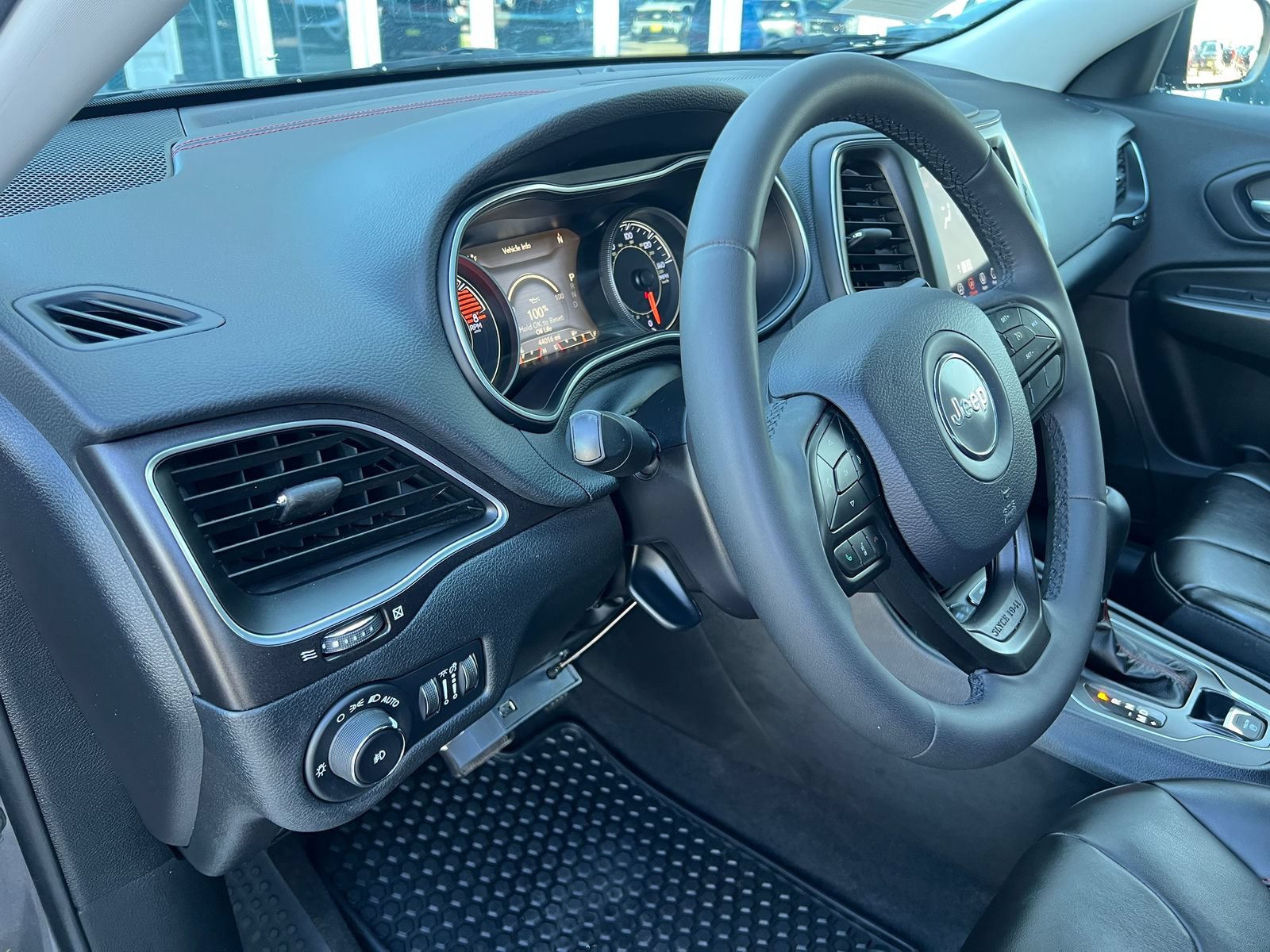 Used 2020 Jeep Cherokee Trailhawk AWD/4WD image 25